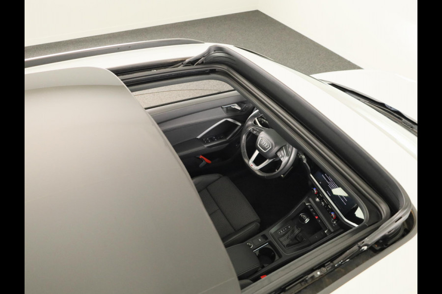 Audi Q3 45 TFSI e S edition 245pk | Panoramadak | Navgatie | Keyless Entry | Matrix Led |