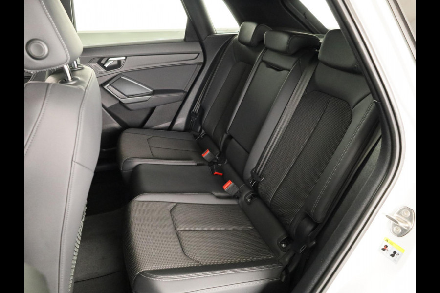 Audi Q3 45 TFSI e S edition 245pk | Panoramadak | Navgatie | Keyless Entry | Matrix Led |