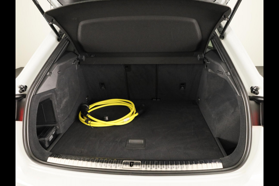 Audi Q3 45 TFSI e S edition 245pk | Panoramadak | Navgatie | Keyless Entry | Matrix Led |