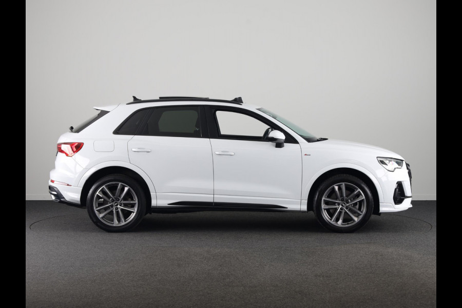 Audi Q3 45 TFSI e S edition 245pk | Panoramadak | Navgatie | Keyless Entry | Matrix Led |