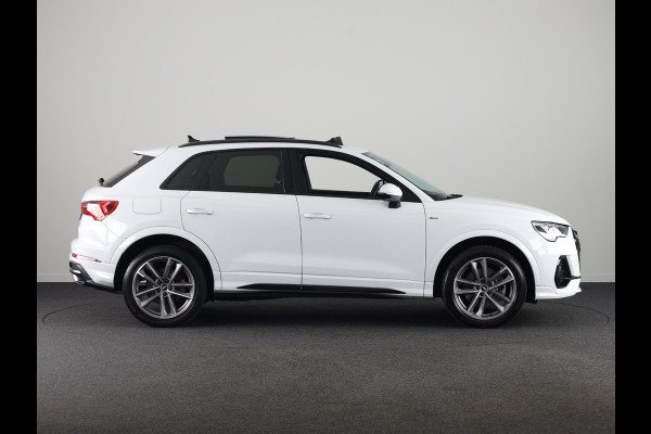 Audi Q3 45 TFSI e S edition 245pk | Panoramadak | Navgatie | Keyless Entry | Matrix Led |