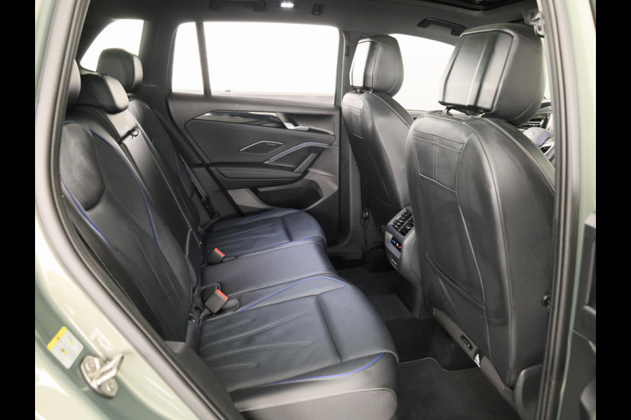 Volkswagen Tiguan 1.5 eHybrid R-Line Edition 272 pk Automaat (DSG) | SOH 98% | Verlengde garantie | Navigatie | Panoramadak | Trekhaak (wegklapbaar) | Parkeersensoren (Park assist) | Rondomzicht camera | Stoeleverwarming v/a/ | R-Line |