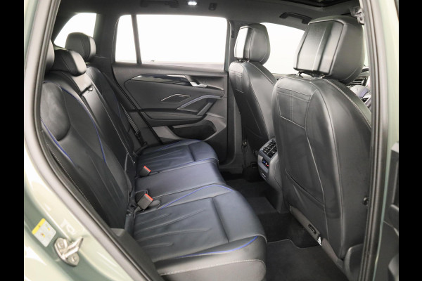 Volkswagen Tiguan 1.5 eHybrid R-Line Edition 272 pk Automaat (DSG) | SOH 98% | Verlengde garantie | Navigatie | Panoramadak | Trekhaak (wegklapbaar) | Parkeersensoren (Park assist) | Rondomzicht camera | Stoeleverwarming v/a/ | R-Line |