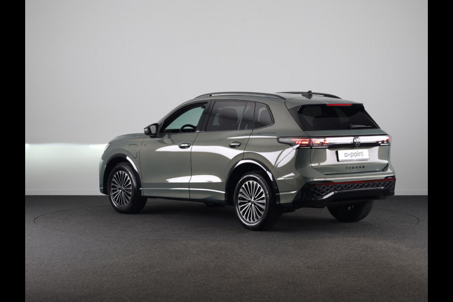 Volkswagen Tiguan 1.5 eHybrid R-Line Edition 272 pk Automaat (DSG) | SOH 98% | Verlengde garantie | Navigatie | Panoramadak | Trekhaak (wegklapbaar) | Parkeersensoren (Park assist) | Rondomzicht camera | Stoeleverwarming v/a/ | R-Line |