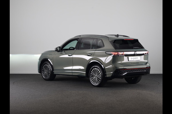 Volkswagen Tiguan 1.5 eHybrid R-Line Edition 272 pk Automaat (DSG) | SOH 98% | Verlengde garantie | Navigatie | Panoramadak | Trekhaak (wegklapbaar) | Parkeersensoren (Park assist) | Rondomzicht camera | Stoeleverwarming v/a/ | R-Line |