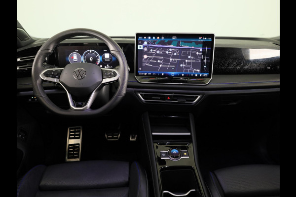 Volkswagen Tiguan 1.5 eHybrid R-Line Edition 272 pk Automaat (DSG) | SOH 98% | Verlengde garantie | Navigatie | Panoramadak | Trekhaak (wegklapbaar) | Parkeersensoren (Park assist) | Rondomzicht camera | Stoeleverwarming v/a/ | R-Line |