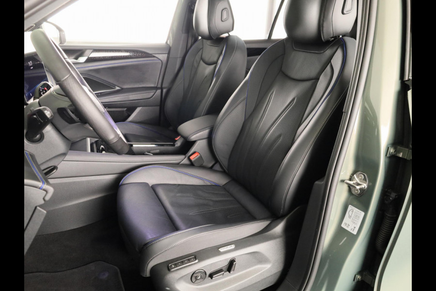 Volkswagen Tiguan 1.5 eHybrid R-Line Edition 272 pk Automaat (DSG) | SOH 98% | Verlengde garantie | Navigatie | Panoramadak | Trekhaak (wegklapbaar) | Parkeersensoren (Park assist) | Rondomzicht camera | Stoeleverwarming v/a/ | R-Line |