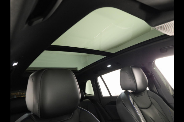 Volkswagen Tiguan 1.5 eHybrid R-Line Edition 272 pk Automaat (DSG) | SOH 98% | Verlengde garantie | Navigatie | Panoramadak | Trekhaak (wegklapbaar) | Parkeersensoren (Park assist) | Rondomzicht camera | Stoeleverwarming v/a/ | R-Line |