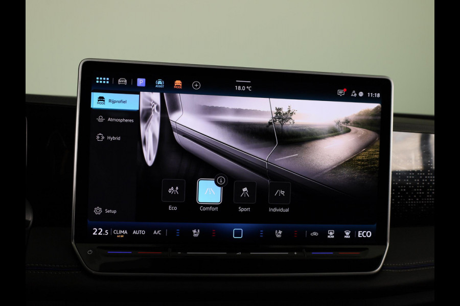 Volkswagen Tiguan 1.5 eHybrid R-Line Edition 272 pk Automaat (DSG) | SOH 98% | Verlengde garantie | Navigatie | Panoramadak | Trekhaak (wegklapbaar) | Parkeersensoren (Park assist) | Rondomzicht camera | Stoeleverwarming v/a/ | R-Line |