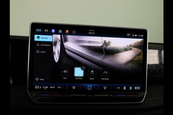 Volkswagen Tiguan 1.5 eHybrid R-Line Edition 272 pk Automaat (DSG) | SOH 98% | Verlengde garantie | Navigatie | Panoramadak | Trekhaak (wegklapbaar) | Parkeersensoren (Park assist) | Rondomzicht camera | Stoeleverwarming v/a/ | R-Line |