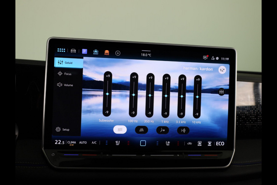 Volkswagen Tiguan 1.5 eHybrid R-Line Edition 272 pk Automaat (DSG) | SOH 98% | Verlengde garantie | Navigatie | Panoramadak | Trekhaak (wegklapbaar) | Parkeersensoren (Park assist) | Rondomzicht camera | Stoeleverwarming v/a/ | R-Line |