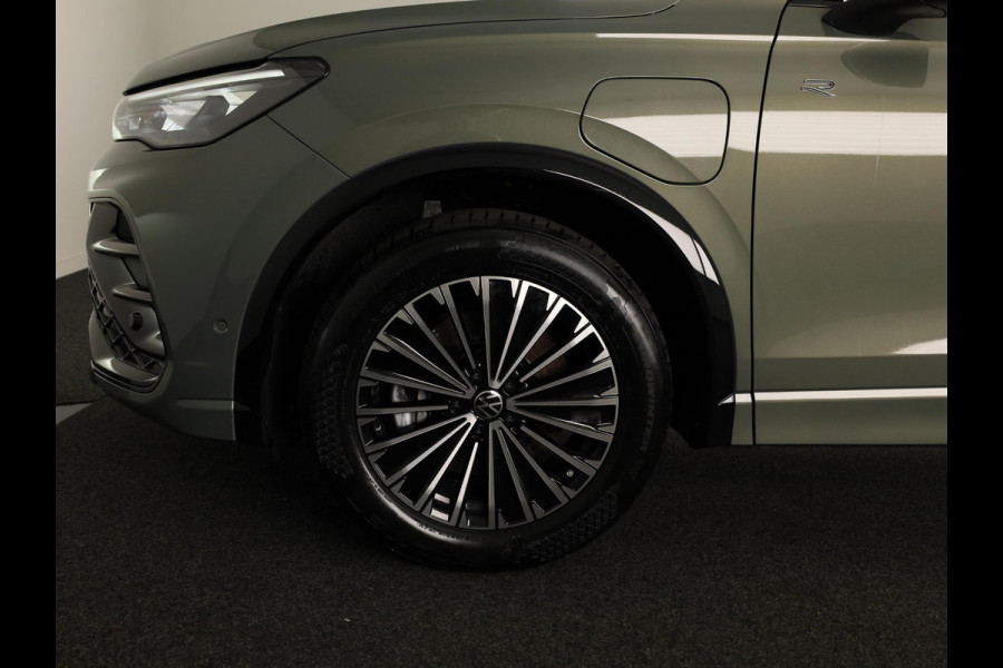 Volkswagen Tiguan 1.5 eHybrid R-Line Edition 272 pk Automaat (DSG) | SOH 98% | Verlengde garantie | Navigatie | Panoramadak | Trekhaak (wegklapbaar) | Parkeersensoren (Park assist) | Rondomzicht camera | Stoeleverwarming v/a/ | R-Line |