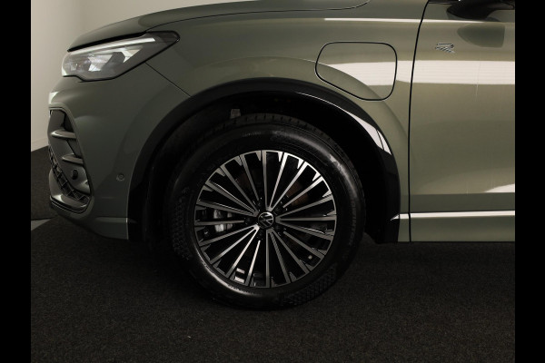 Volkswagen Tiguan 1.5 eHybrid R-Line Edition 272 pk Automaat (DSG) | SOH 98% | Verlengde garantie | Navigatie | Panoramadak | Trekhaak (wegklapbaar) | Parkeersensoren (Park assist) | Rondomzicht camera | Stoeleverwarming v/a/ | R-Line |