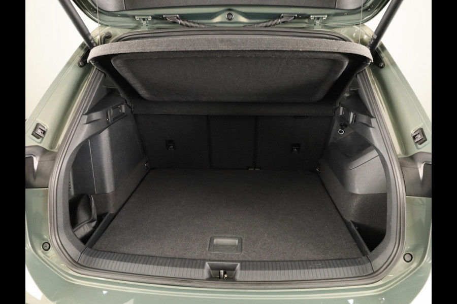Volkswagen Tiguan 1.5 eHybrid R-Line Edition 272 pk Automaat (DSG) | SOH 98% | Verlengde garantie | Navigatie | Panoramadak | Trekhaak (wegklapbaar) | Parkeersensoren (Park assist) | Rondomzicht camera | Stoeleverwarming v/a/ | R-Line |