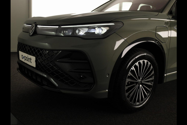 Volkswagen Tiguan 1.5 eHybrid R-Line Edition 272 pk Automaat (DSG) | SOH 98% | Verlengde garantie | Navigatie | Panoramadak | Trekhaak (wegklapbaar) | Parkeersensoren (Park assist) | Rondomzicht camera | Stoeleverwarming v/a/ | R-Line |