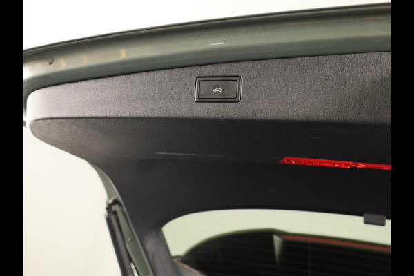 Volkswagen Tiguan 1.5 eHybrid R-Line Edition 272 pk Automaat (DSG) | SOH 98% | Verlengde garantie | Navigatie | Panoramadak | Trekhaak (wegklapbaar) | Parkeersensoren (Park assist) | Rondomzicht camera | Stoeleverwarming v/a/ | R-Line |