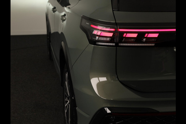 Volkswagen Tiguan 1.5 eHybrid R-Line Edition 272 pk Automaat (DSG) | SOH 98% | Verlengde garantie | Navigatie | Panoramadak | Trekhaak (wegklapbaar) | Parkeersensoren (Park assist) | Rondomzicht camera | Stoeleverwarming v/a/ | R-Line |