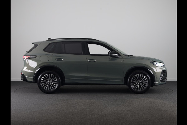 Volkswagen Tiguan 1.5 eHybrid R-Line Edition 272 pk Automaat (DSG) | SOH 98% | Verlengde garantie | Navigatie | Panoramadak | Trekhaak (wegklapbaar) | Parkeersensoren (Park assist) | Rondomzicht camera | Stoeleverwarming v/a/ | R-Line |