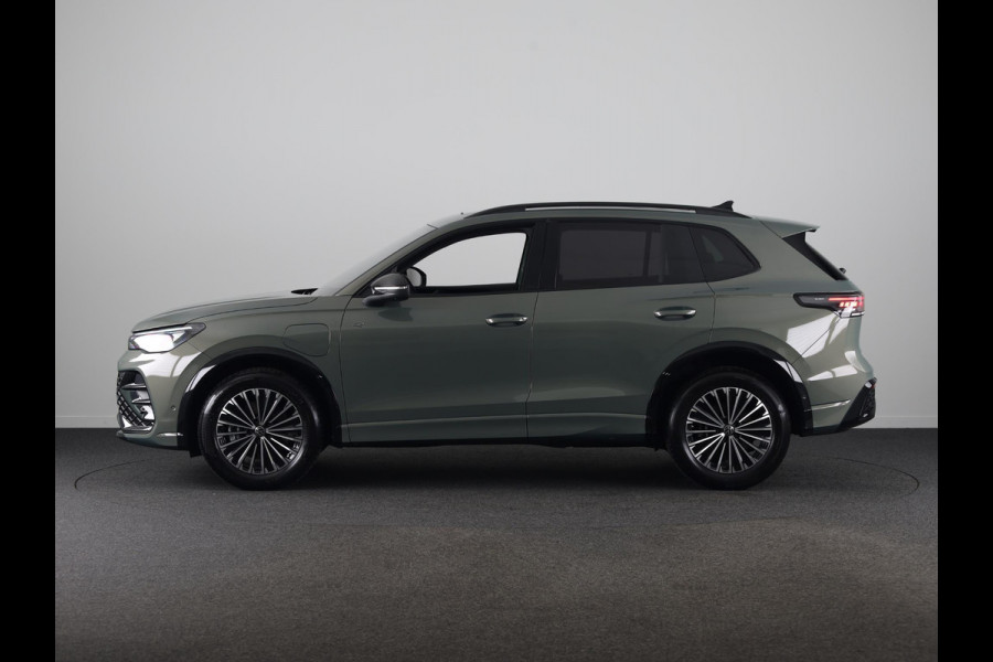 Volkswagen Tiguan 1.5 eHybrid R-Line Edition 272 pk Automaat (DSG) | SOH 98% | Verlengde garantie | Navigatie | Panoramadak | Trekhaak (wegklapbaar) | Parkeersensoren (Park assist) | Rondomzicht camera | Stoeleverwarming v/a/ | R-Line |