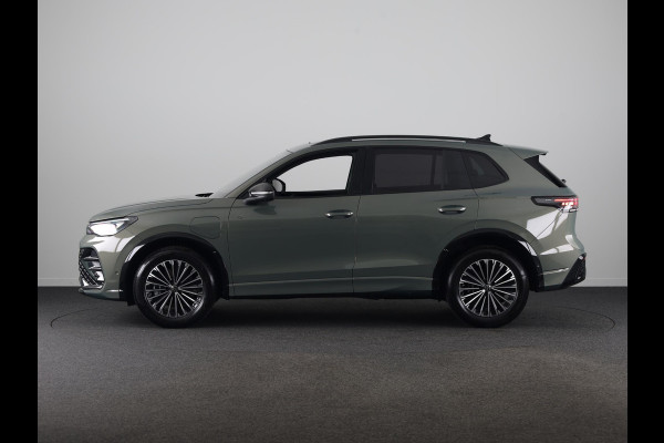 Volkswagen Tiguan 1.5 eHybrid R-Line Edition 272 pk Automaat (DSG) | SOH 98% | Verlengde garantie | Navigatie | Panoramadak | Trekhaak (wegklapbaar) | Parkeersensoren (Park assist) | Rondomzicht camera | Stoeleverwarming v/a/ | R-Line |