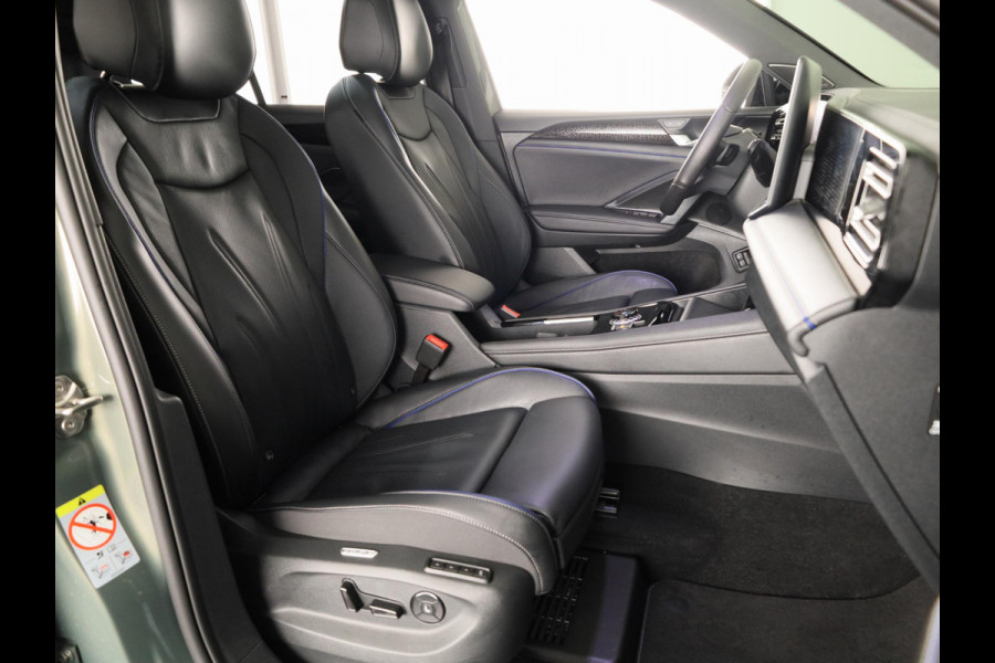 Volkswagen Tiguan 1.5 eHybrid R-Line Edition 272 pk Automaat (DSG) | SOH 98% | Verlengde garantie | Navigatie | Panoramadak | Trekhaak (wegklapbaar) | Parkeersensoren (Park assist) | Rondomzicht camera | Stoeleverwarming v/a/ | R-Line |