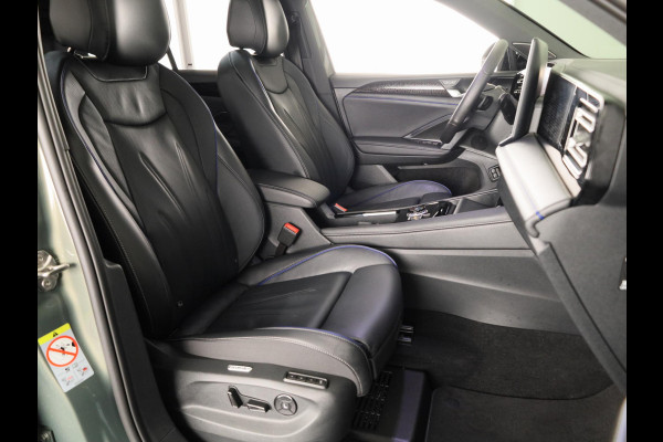 Volkswagen Tiguan 1.5 eHybrid R-Line Edition 272 pk Automaat (DSG) | SOH 98% | Verlengde garantie | Navigatie | Panoramadak | Trekhaak (wegklapbaar) | Parkeersensoren (Park assist) | Rondomzicht camera | Stoeleverwarming v/a/ | R-Line |