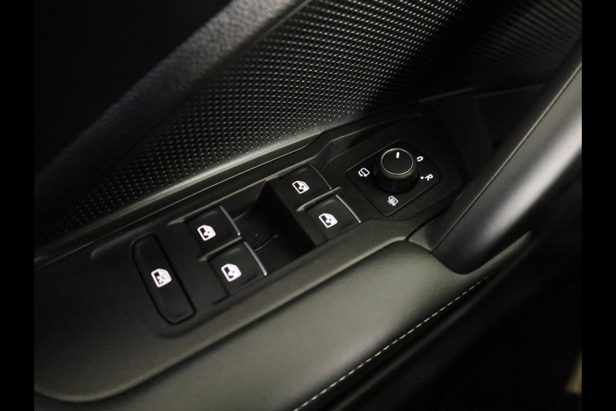 Volkswagen Tiguan 1.5 eHybrid R-Line Edition 272 pk Automaat (DSG) | SOH 98% | Verlengde garantie | Navigatie | Panoramadak | Trekhaak (wegklapbaar) | Parkeersensoren (Park assist) | Rondomzicht camera | Stoeleverwarming v/a/ | R-Line |