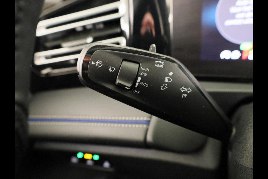 Volkswagen Tiguan 1.5 eHybrid R-Line Edition 272 pk Automaat (DSG) | SOH 98% | Verlengde garantie | Navigatie | Panoramadak | Trekhaak (wegklapbaar) | Parkeersensoren (Park assist) | Rondomzicht camera | Stoeleverwarming v/a/ | R-Line |