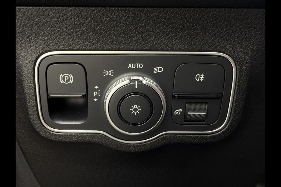 Mercedes-Benz Glb 180 AMG Line 7p Matrix Automaat Head up Massage Memory seats Adapt Cruise Clima Stoelverwarming Carplay Camera