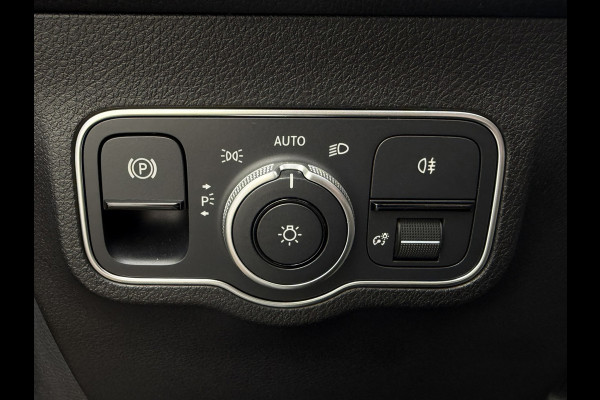 Mercedes-Benz Glb 180 AMG Line 7p Matrix Automaat Head up Massage Memory seats Adapt Cruise Clima Stoelverwarming Carplay Camera