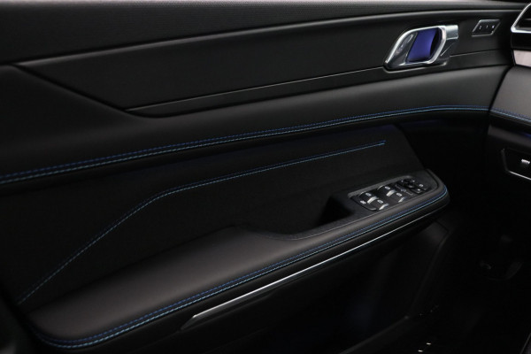 Lynk & Co 01 1.5 261PK Plug-in Hybrid *ZWARTE HEMEL*Trekhaak* 360° Camera Pano/dak Apple/Carplay Adaptive/Cruise