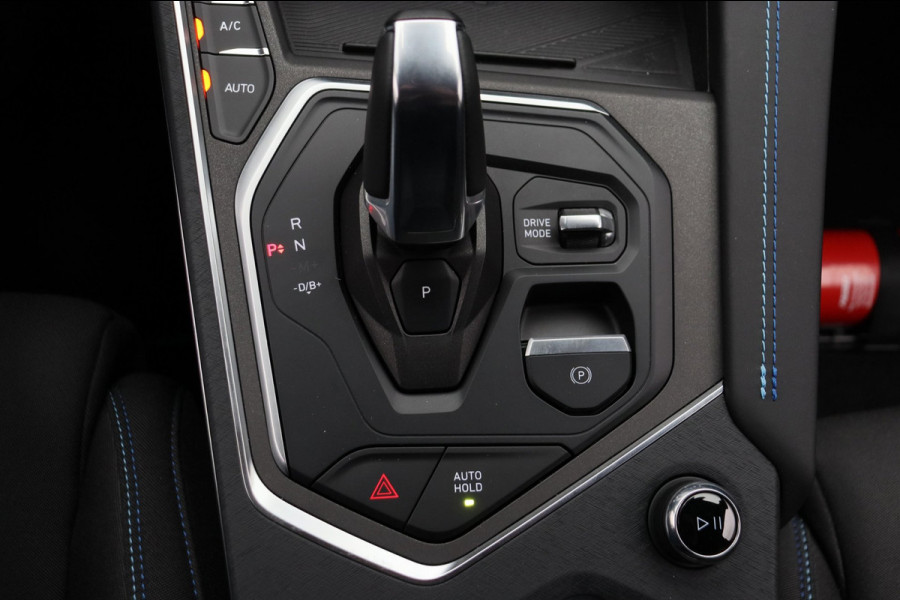 Lynk & Co 01 1.5 261PK Plug-in Hybrid *ZWARTE HEMEL*Trekhaak* 360° Camera Pano/dak Apple/Carplay Adaptive/Cruise