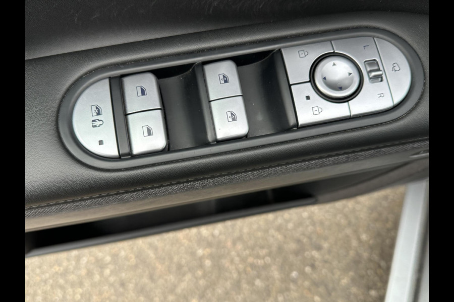 Hyundai IONIQ 5 Lounge 73kWh VAN: 30.900,- VOOR: 28.877,- UW LENTEVOORDEEL: 2.023,- | 100% SOH | AFNEEMBARE TREKHAAK| STOELVERWARMING + VENTILATIE| 360 CAMERA| HEAD-UP DISPLAY| ZONNEPANELENDAK |