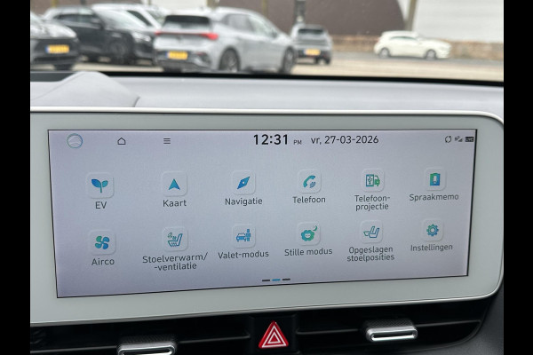 Hyundai IONIQ 5 Lounge 73kWh VAN: 30.900,- VOOR: 28.877,- UW LENTEVOORDEEL: 2.023,- | 100% SOH | AFNEEMBARE TREKHAAK| STOELVERWARMING + VENTILATIE| 360 CAMERA| HEAD-UP DISPLAY| ZONNEPANELENDAK |