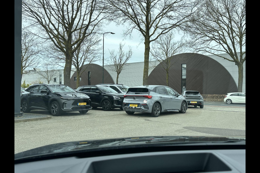 Hyundai IONIQ 5 Lounge 73kWh VAN: 30.900,- VOOR: 28.877,- UW LENTEVOORDEEL: 2.023,- | 100% SOH | AFNEEMBARE TREKHAAK| STOELVERWARMING + VENTILATIE| 360 CAMERA| HEAD-UP DISPLAY| ZONNEPANELENDAK |