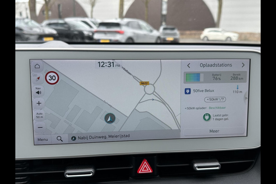 Hyundai IONIQ 5 Lounge 73kWh VAN: 30.900,- VOOR: 28.877,- UW LENTEVOORDEEL: 2.023,- | 100% SOH | AFNEEMBARE TREKHAAK| STOELVERWARMING + VENTILATIE| 360 CAMERA| HEAD-UP DISPLAY| ZONNEPANELENDAK |