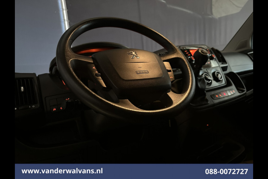 Peugeot Boxer 2.2 BlueHDi 141pk Bakwagen 436cm Lang Laadklep Euro6 Airco | Cruisecontrol | 1055kg laadvermogen Camera, Bijrijdersbank
