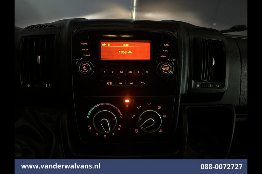 Peugeot Boxer 2.2 BlueHDi 141pk Bakwagen 436cm Lang Laadklep Euro6 Airco | Cruisecontrol | 1055kg laadvermogen Camera, Bijrijdersbank