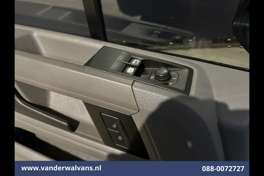 Volkswagen Crafter 2.0 TDI 141pk L3H3 L2H2 Euro6 Airco | 3000kg Trekhaak | Cruisecontrol | Chauffeursstoel Bijrijdersbank