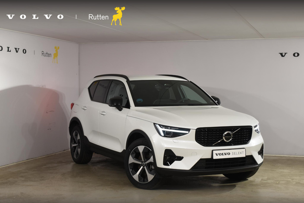 Volvo XC40 B4 211PK Automaat Plus Dark / Harman Kardon / Donker getint glas / Elektrisch bedienbare stoelen / 19''velgen / Driver assist / Microtech Nubuck / Camera achter