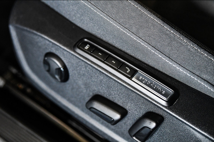 Volkswagen Golf 1.0 TSI Life Business, LED, ACC, Memory, Carplay, Alcantara, Digital, Stoelverwarming, Sfeerverlichting!