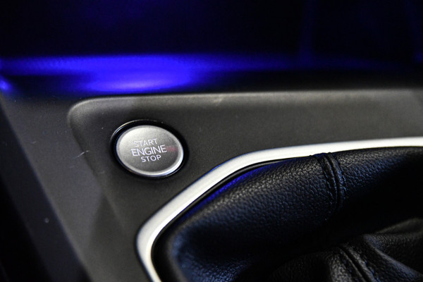 Volkswagen Golf 1.0 TSI Life Business, LED, ACC, Memory, Carplay, Alcantara, Digital, Stoelverwarming, Sfeerverlichting!