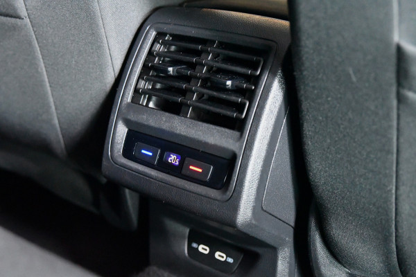 Volkswagen Golf 1.0 TSI Life Business, LED, ACC, Memory, Carplay, Alcantara, Digital, Stoelverwarming, Sfeerverlichting!