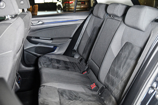 Volkswagen Golf 1.0 TSI Life Business, LED, ACC, Memory, Carplay, Alcantara, Digital, Stoelverwarming, Sfeerverlichting!