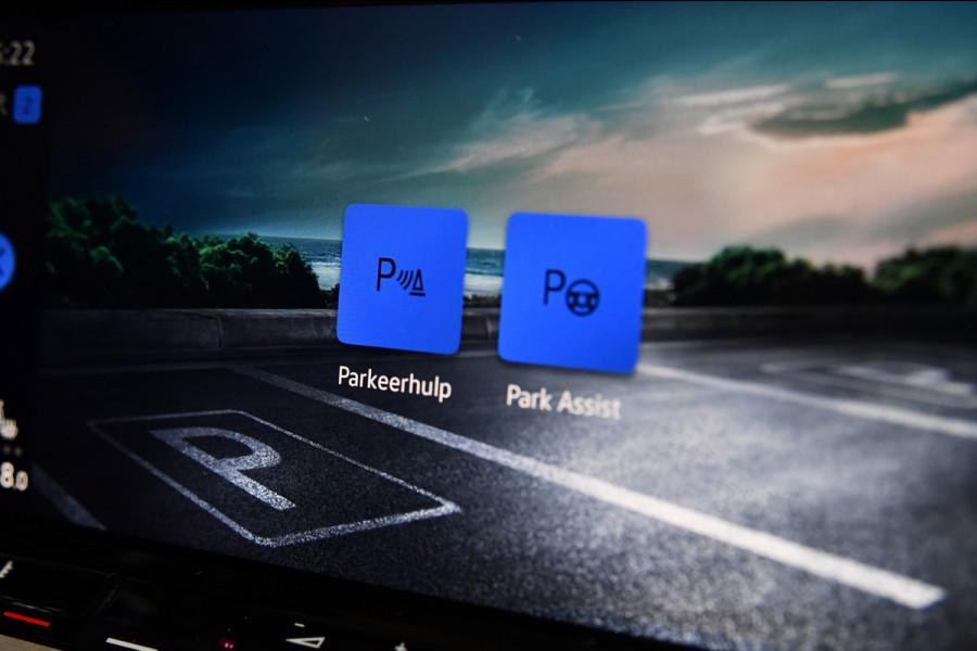 Volkswagen Golf 1.0 TSI Life Business, LED, ACC, Memory, Carplay, Alcantara, Digital, Stoelverwarming, Sfeerverlichting!