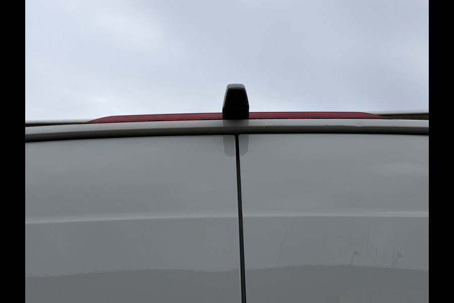 Volkswagen Crafter 35 2.0 TDI 141 PK Euro 6 L3H3 Nieuwe apk/Automaat/CarPlay/trekhaak/cruise control