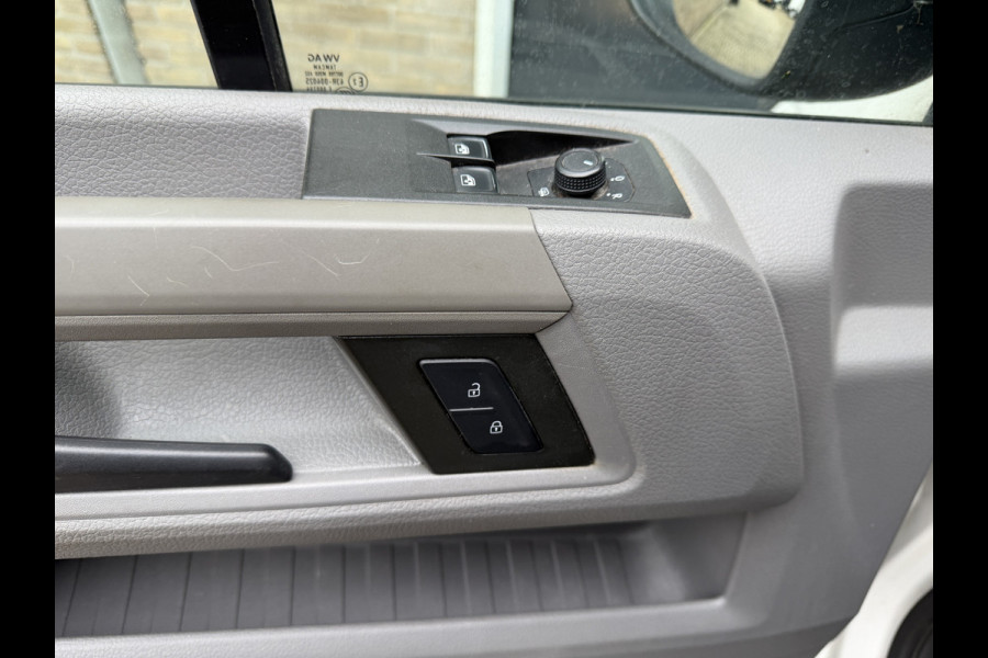 Volkswagen Crafter 35 2.0 TDI 141 PK Euro 6 L3H3 Nieuwe apk/Automaat/CarPlay/trekhaak/cruise control
