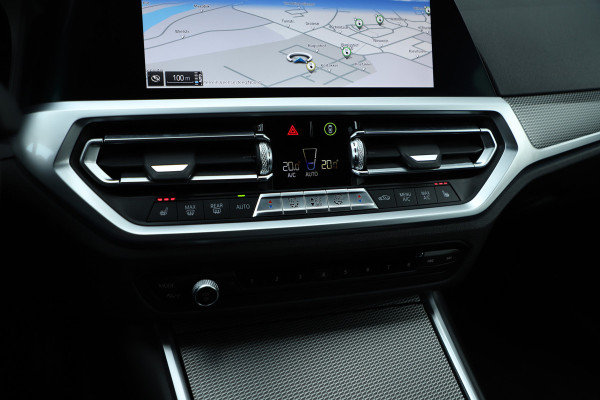 BMW 3 Serie Touring 330e High Executive | 292PK | Led | Sfeerverlichting | ACC | Clima | Trekhaak | Camera | Stoelverwarming | Carplay | 202