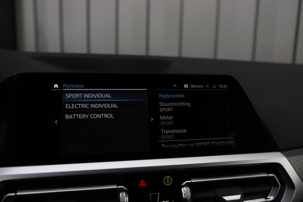 BMW 3 Serie Touring 330e High Executive | 292PK | Led | Sfeerverlichting | ACC | Clima | Trekhaak | Camera | Stoelverwarming | Carplay | 202