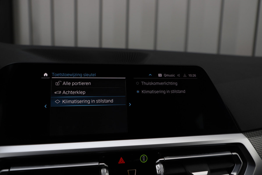 BMW 3 Serie Touring 330e High Executive | 292PK | Led | Sfeerverlichting | ACC | Clima | Trekhaak | Camera | Stoelverwarming | Carplay | 202